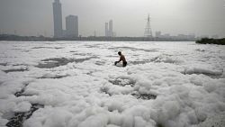 CNNE 1511221 - drones captan nubes de espuma toxica en la india