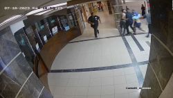 CNNE 1511227 - israel afirma que un video muestra a rehenes en el hospital al-shifa
