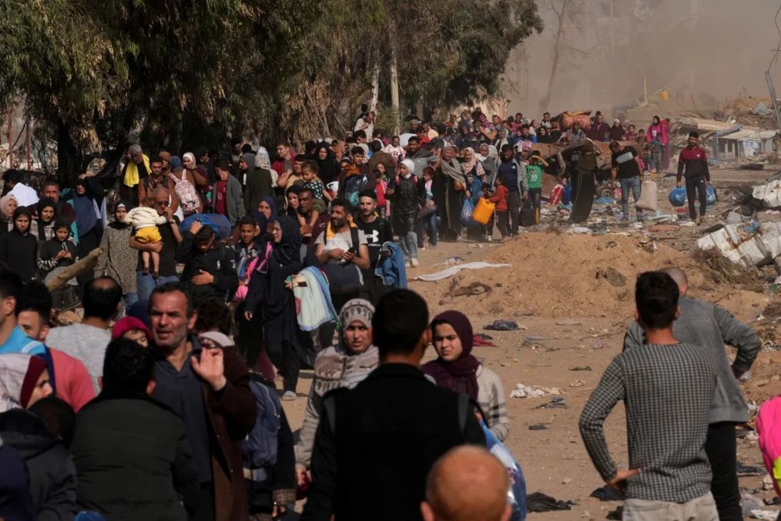 Palestinos huyen hacia el sur de Gaza por la calle Salah Eddin, a las afueras de la Ciudad de Gaza, durante el bombardeo israelí en curso el sábado 18 de noviembre de 2023. Crédito: Adel Hana/AP