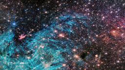 Hay aproximadamente 500.000 estrellas en esta imagen tomada por el telescopio espacial James Webb de la región Sagittarius C de la Vía Láctea. Crédito: NASA/ESA/CSA/STScI