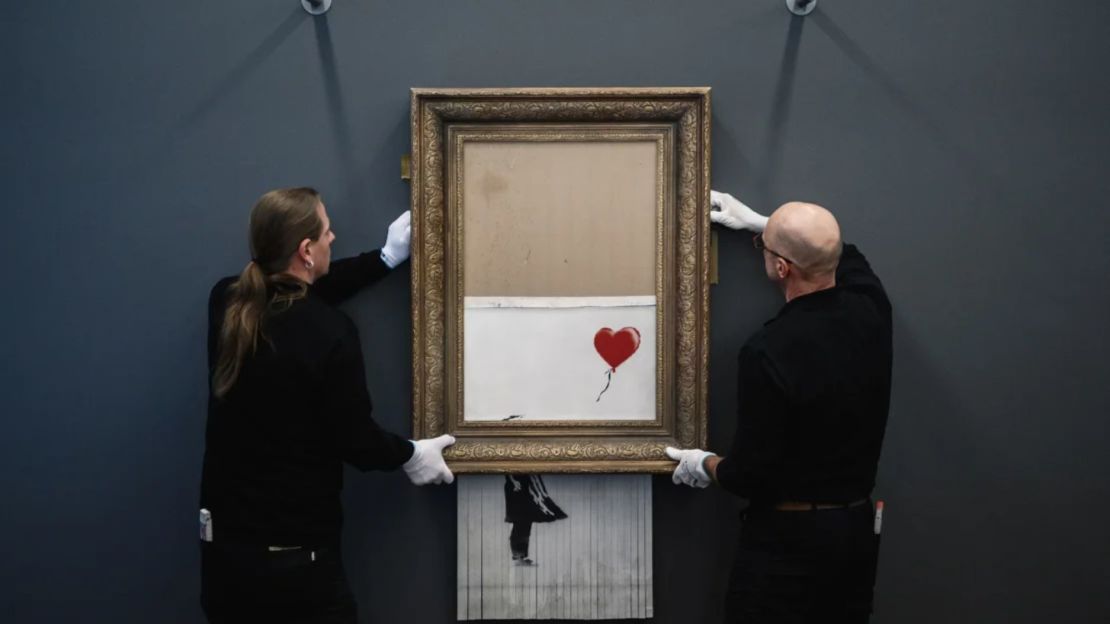 "Love In The Bin" de Banksy pasó por una trituradora oculta segundos después de que cayera el martillo en la venta nocturna de arte contemporáneo de Sotheby's el 5 de octubre de 2018.