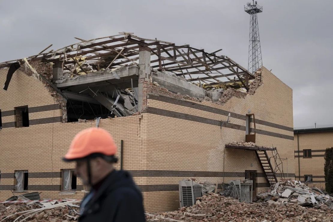 Edificio dañado por un misil en una subestación eléctrica de alta tensión, operada por Ukrenergo, que abastece a más de 6 millones de consumidores en múltiples ciudades como parte de la red nacional.Andrew Kravchenko/Bloomberg/Getty Images