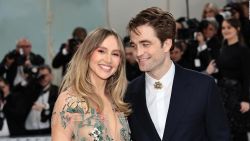 CNNE 1511700 - pareja de robert pattinson anuncia que esta embarazada