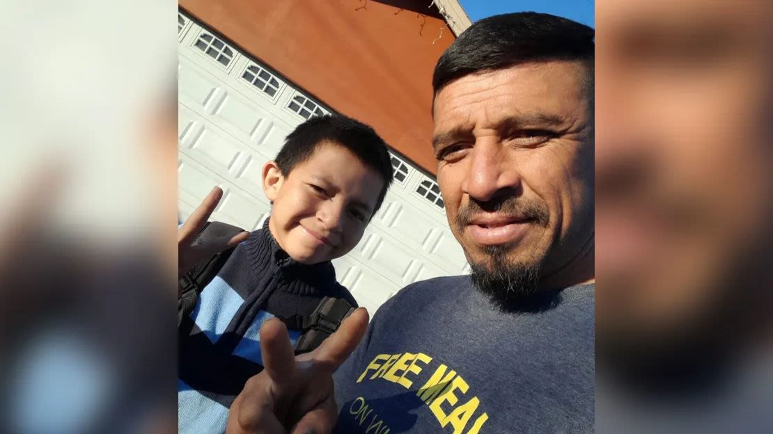 Manuel Córdova posa en una foto reciente con su hijo Eythan, de 12 años. Córdova, quien ahora tiene siete hijos y cuatro nietos, dice que pensó en sus propios hijos cuando se encontró con Chris Buchleitner, en el desierto de Arizona.