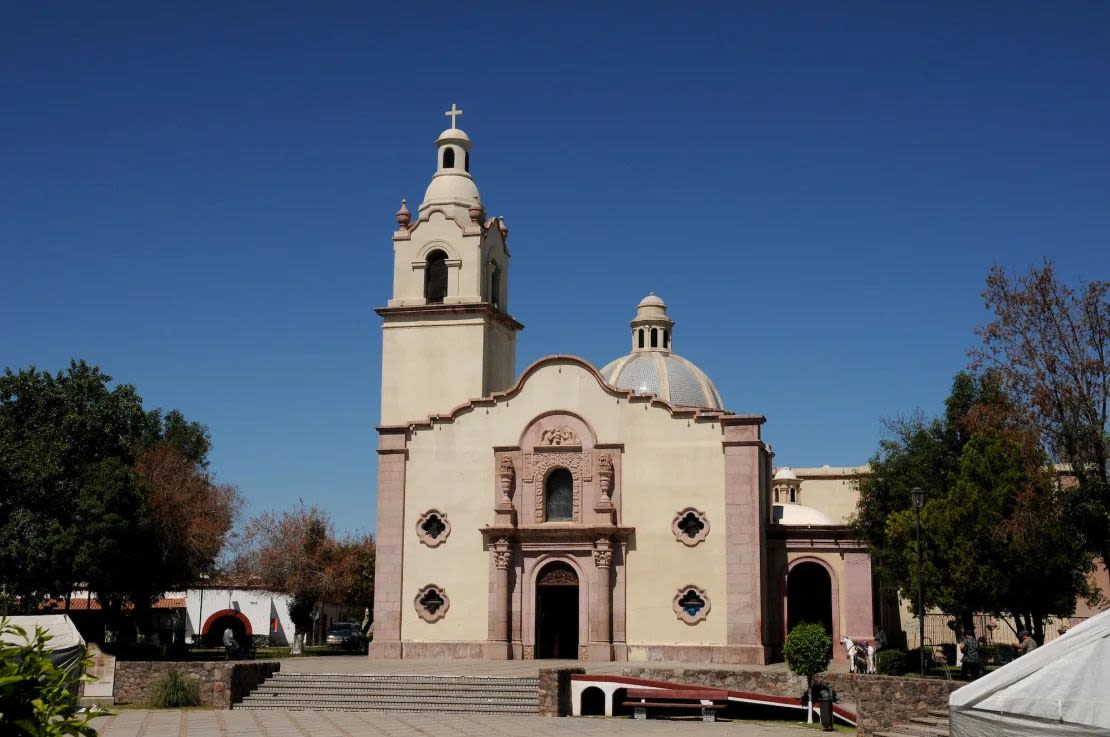 Una iglesia en el pueblo de Magdalena de Kino, en Sonora, México. El lugar atrae a miles de peregrinos que van a celebrar a San Francisco Javier y al padre Kino, un sacerdote jesuita que fundó misiones en la región. Pero con el paso de los años algunos vecinos, como Manuel, también han abandonado el pueblo en busca de trabajo.