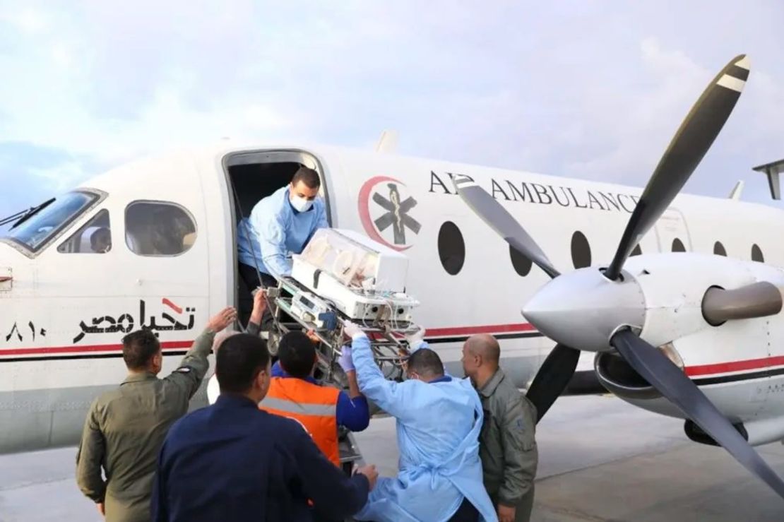 Veintiocho bebés llegaron a Egipto por el paso fronterizo de Rafah el 20 de noviembre, según un funcionario del gobierno egipcio, antes de ser trasladados a hospitales de El Cairo y el Sinaí para recibir tratamiento. Crédito: Ministerio de Sanidad de Egipto/Handout