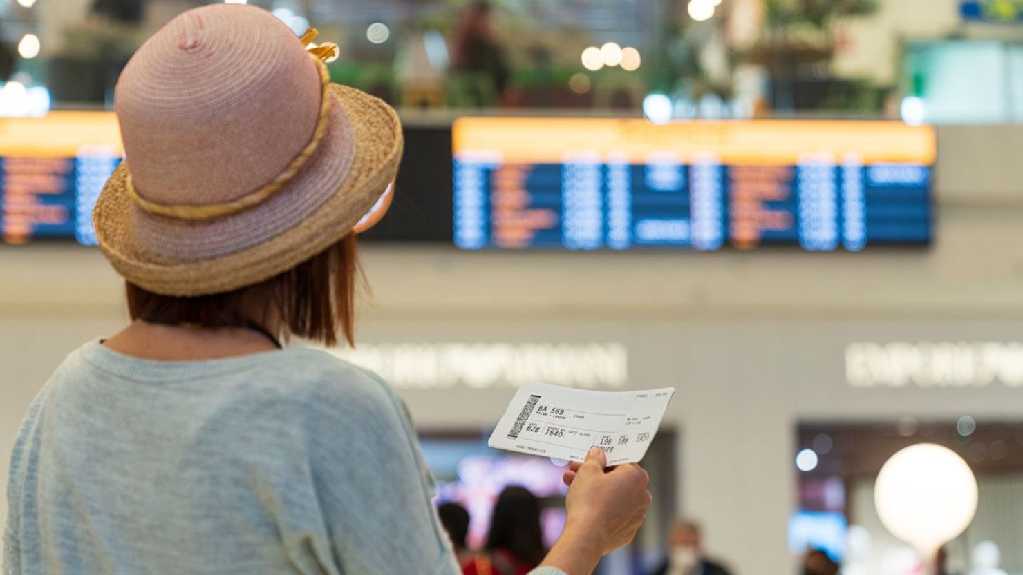 Un experto en viajes afirma que esta práctica implica "demasiadas molestias y estrés", pero algunos viajeros están dispuestos a jugársela. Crédito: Nicolas Economou/NurPhoto/Getty Images