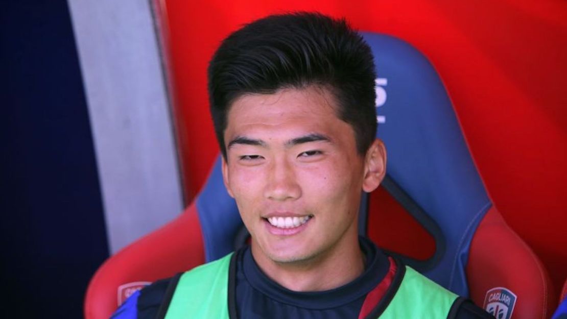 Han Kwang Song observa durante el partido de la Serie A entre el Cagliari y el Chievo en el Stadio Sant'Elia el 15 de abril de 2017 en Cagliari, Italia.