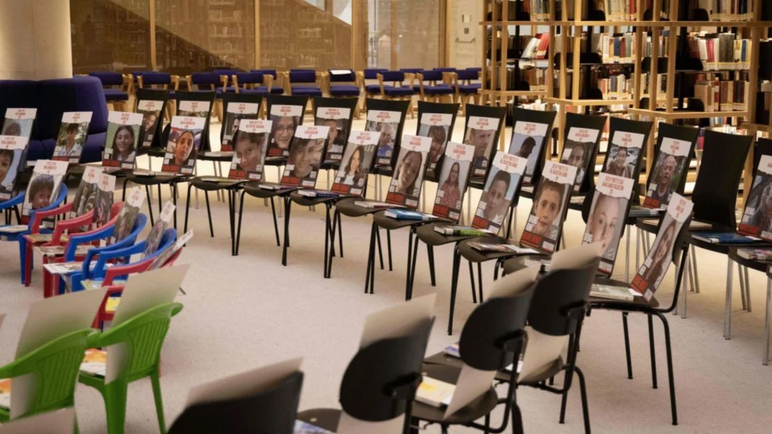 Una instalación en la Biblioteca Nacional de Israel en Jerusalén que representa a los rehenes israelíes tomados por Hamas.