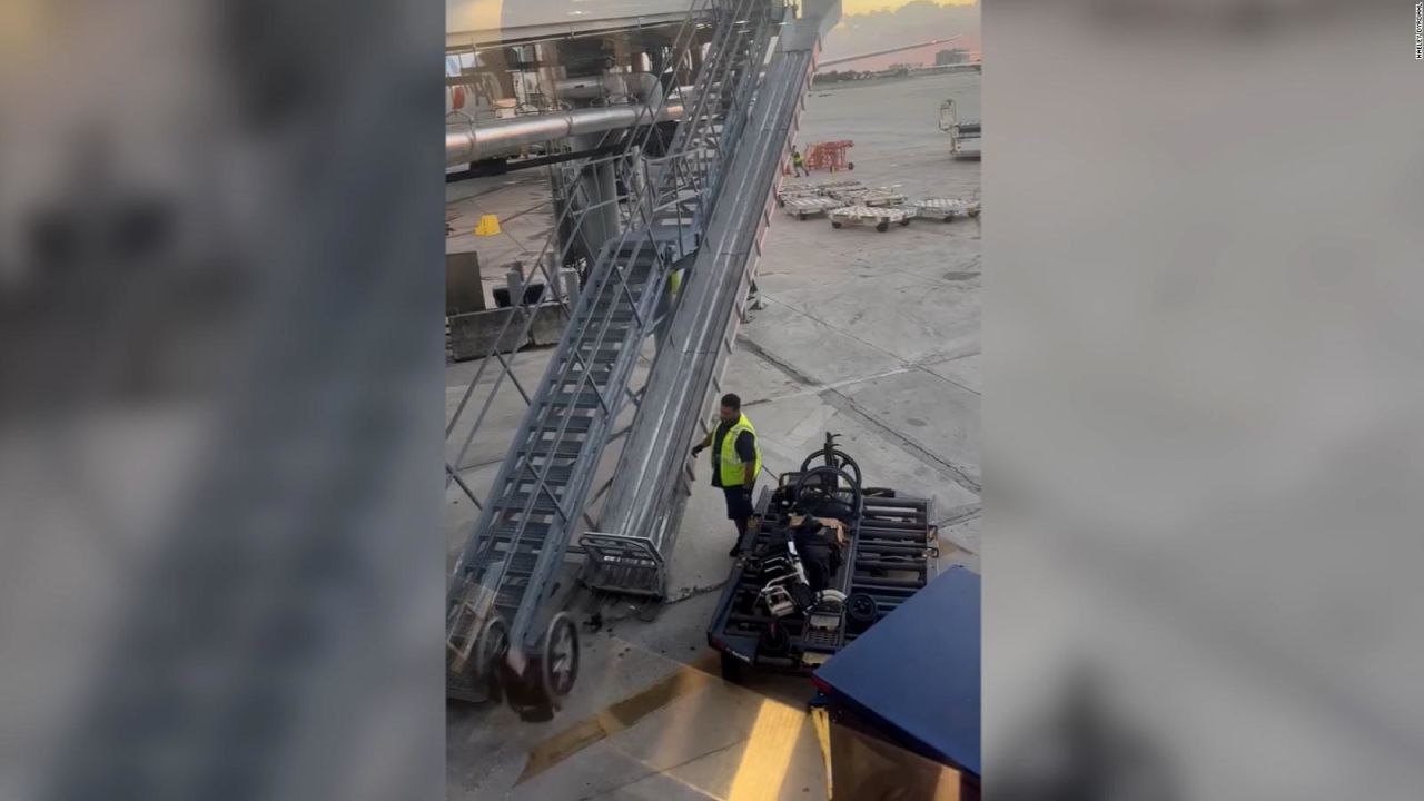 CNNE 1512299 - video muestra silla de ruedas estrellarse en la pista del aeropuerto de miami