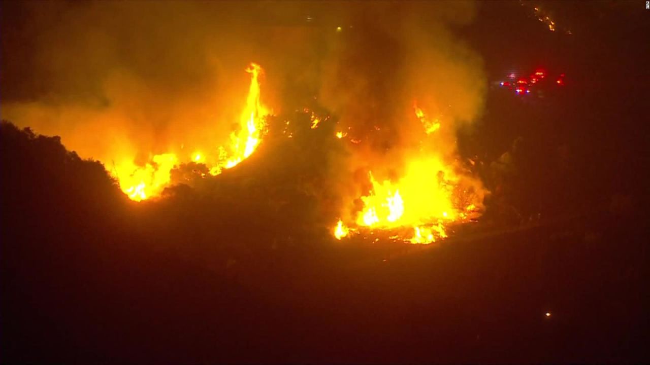 CNNE 1512301 - bomberos combaten incendios en bolivia