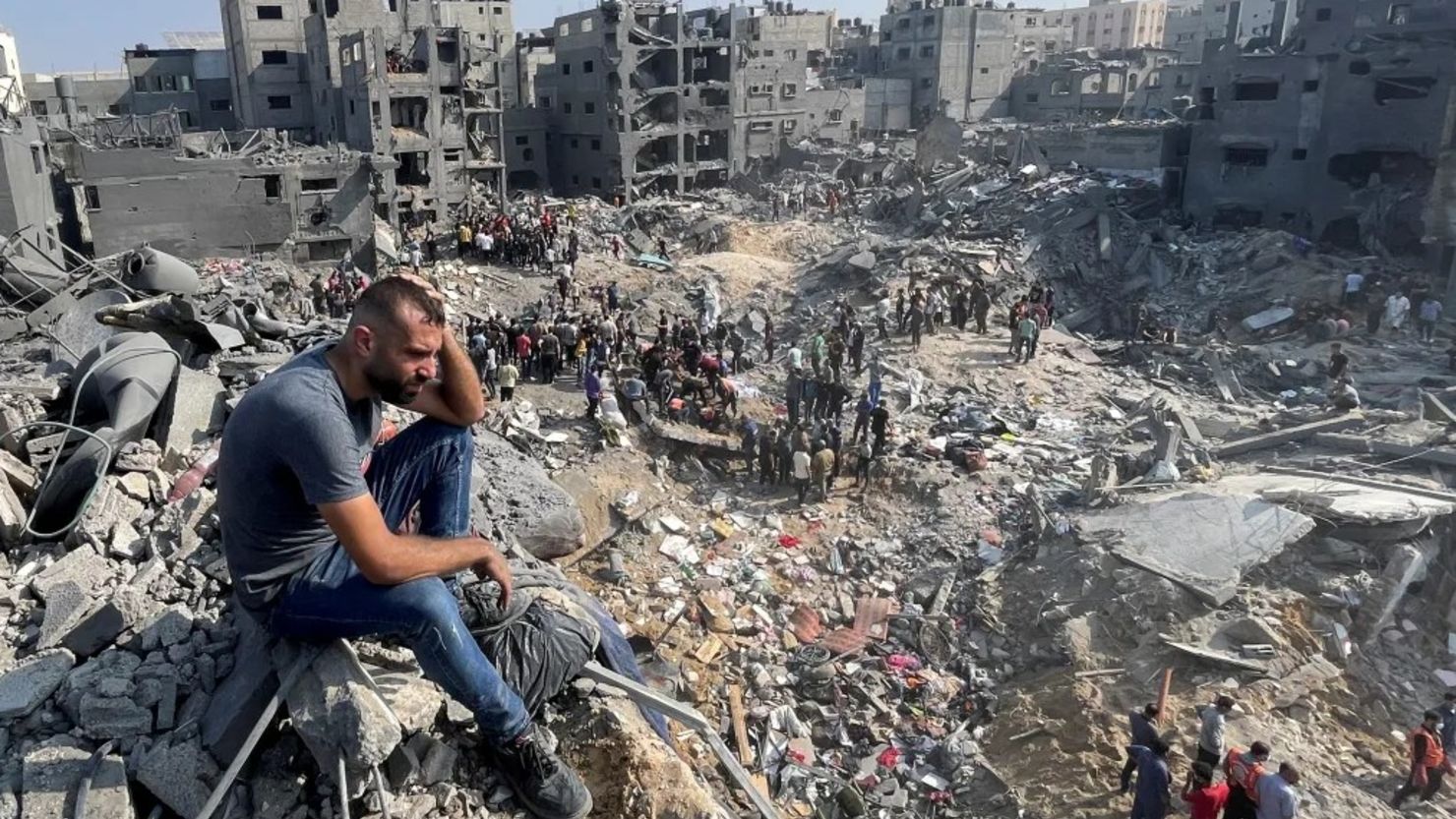 Un hombre mira mientras los palestinos buscan víctimas un día después de los ataques israelíes contra casas en el campo de refugiados de Jabalia, en el norte de Gaza, el 1 de noviembre. Crédito: Mohammed Al-Masri/Reuters