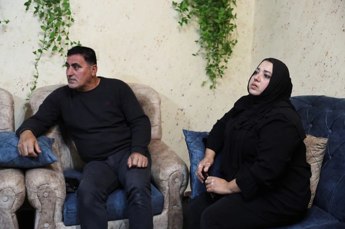 La familia de un joven prisionero palestino observa las noticias de televisión sobre el acuerdo entre Israel y Hamas sobre los rehenes, cerca de Hebrón, el 21 de noviembre de 2023. Crédito: Mussa Qawasma/Reuters