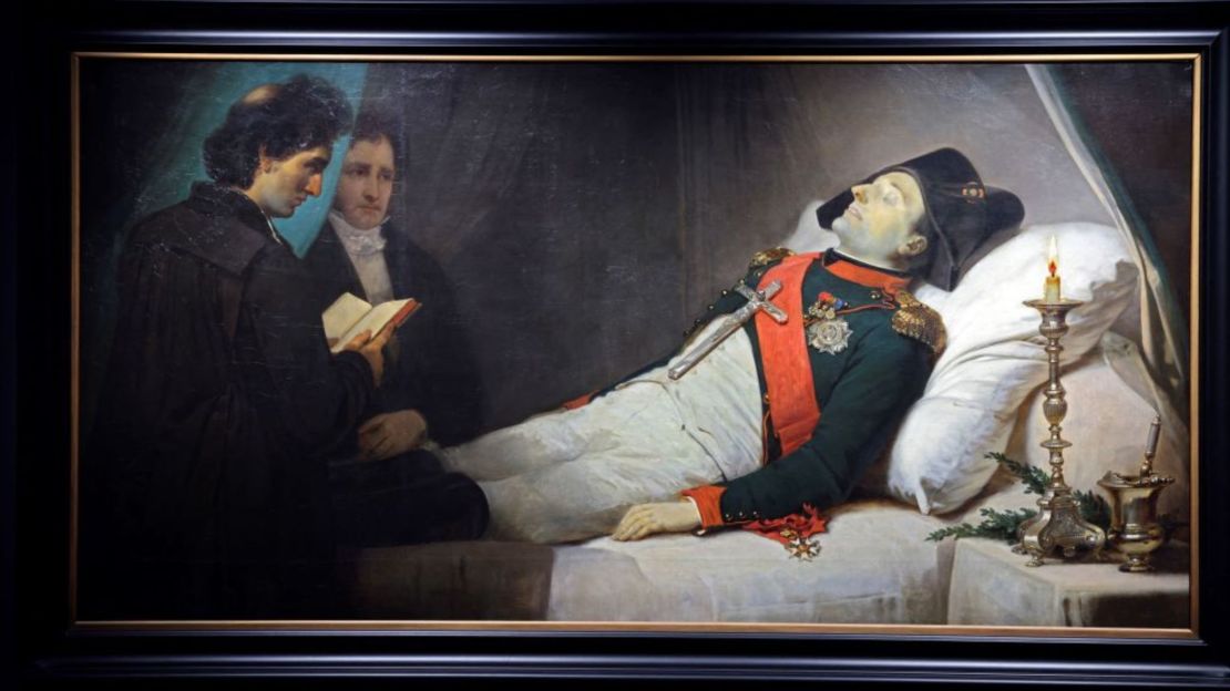 Una fotografía tomada el 7 de abril de 2021 muestra un cuadro realizado en 1843 por el artista francés Jean-Baptiste Mauzaisse que representa al emperador francés Napoleón I en su lecho de muerte.