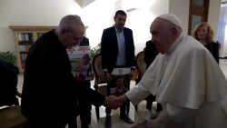 CNNE 1512395 - familias israelies y palestinas se reunen con el papa francisco