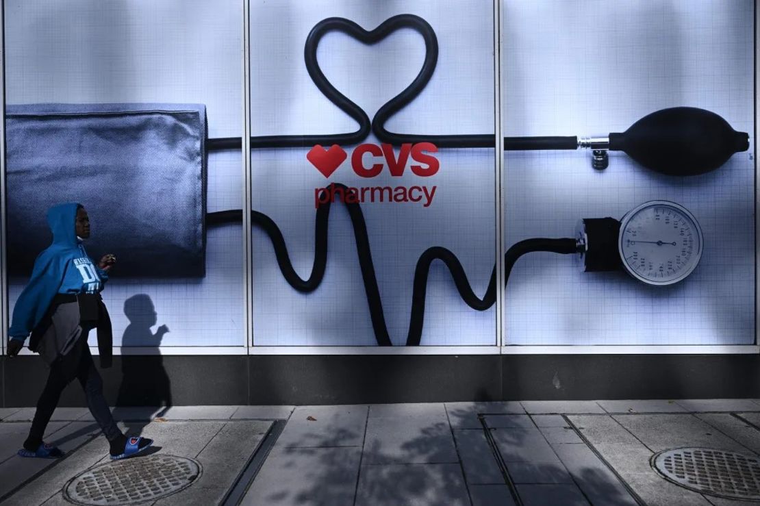 Una mujer pasa por delante de una farmacia CVS en Washington, DC, el 2 de noviembre de 2022. Crédito: Brendan Smialowski/AFP/Getty Images