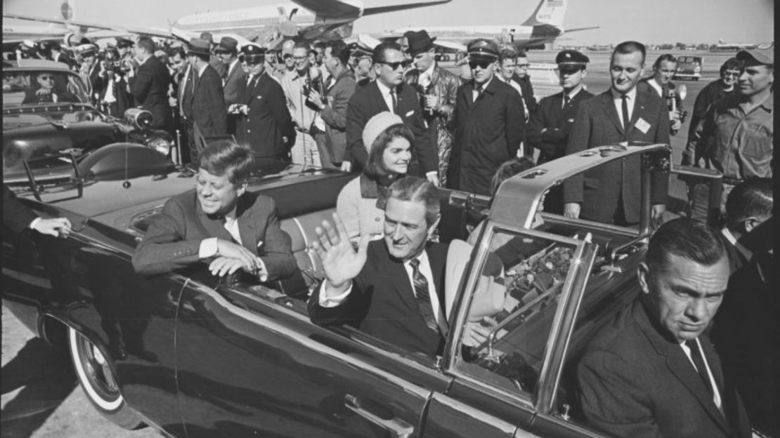 Hacia las 11:45 a.m., el gobernador de Texas, John B. Coonnally Jr., saluda a la multitud y los Kennedy parten de Love Field para dar un recorrido de 16 km por Dallas. El presidente preguntó por el tiempo a primera hora del día y optó por no llevar capota en la limusina.