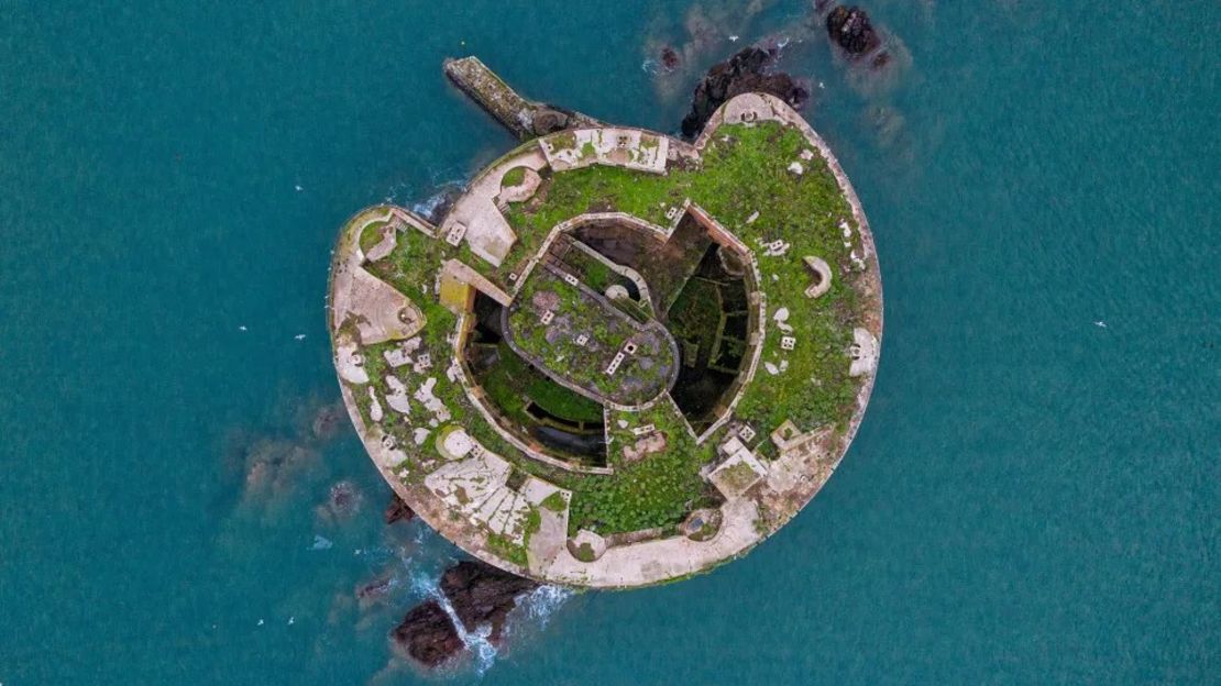 El fuerte de Stack Rock, en Gales, fue en su día un emplazamiento militar y ahora está abandonado y reclamado por la flora y las aves marinas. Crédito: Graham Harries/Shutterstock