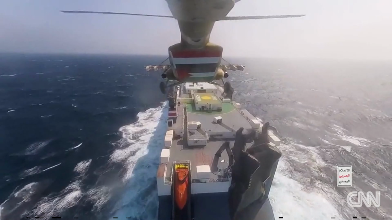 CNNE 1512543 - video muestra el momento en que rebeldes huties asaltan un barco de carga