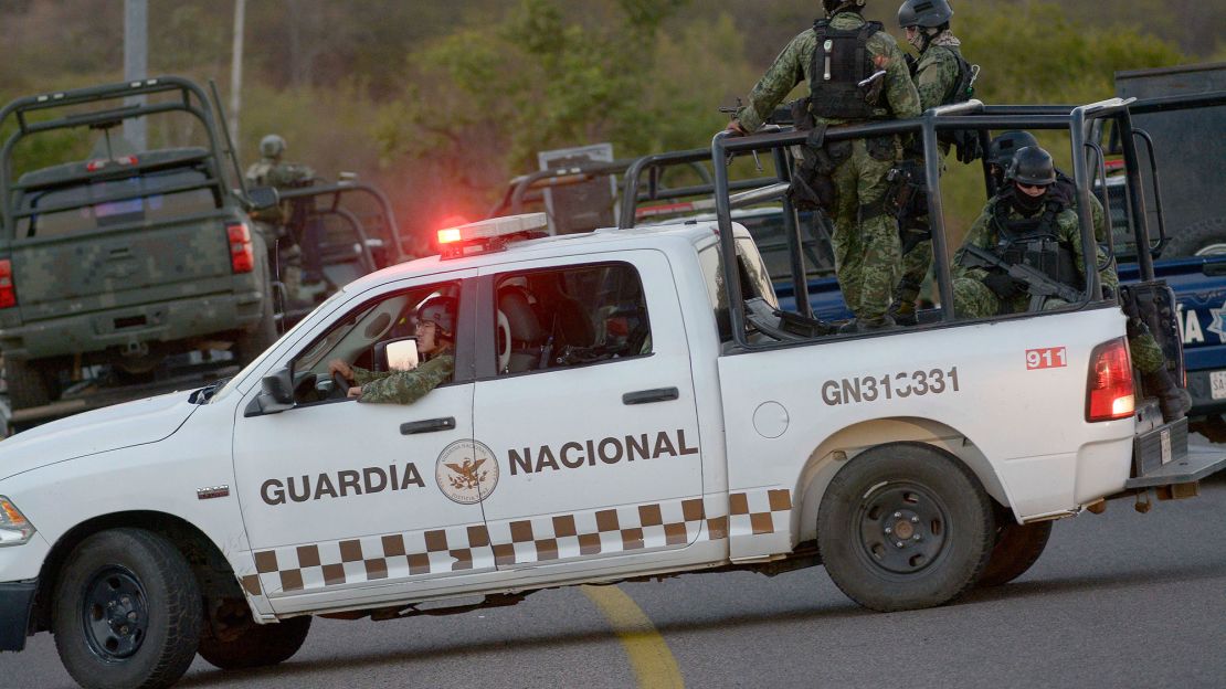 Miembros de la guardia nacional y del ejército mexicano conducen por una carretera en Culiacán, estado de Sinaloa, México, el 6 de enero de 2023.