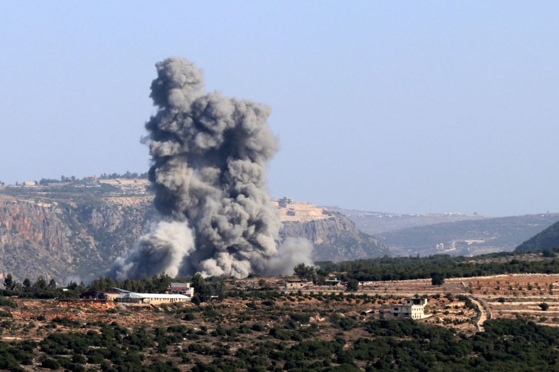 El humo sale del lugar de un ataque israelí en la aldea de Jibbayn, en el sur del Líbano, cerca de la frontera con el norte de Israel, el 23 de noviembre de 2023.