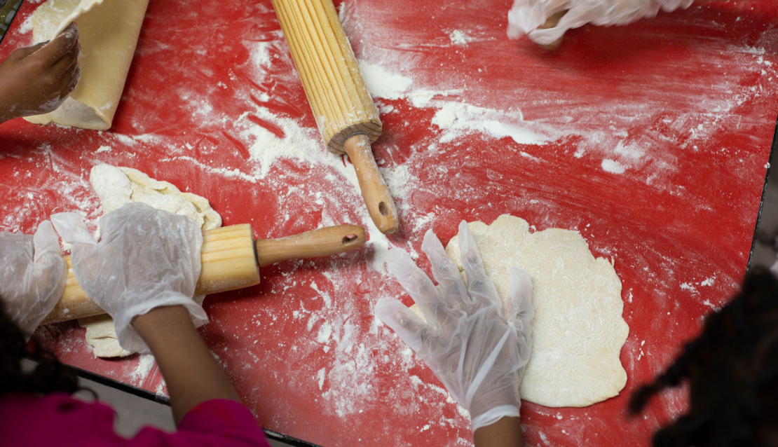 Niños preparan masa para tarta en la escuela secundaria Robert F. Wagner de Nueva York. Crédito: Laura Oliverio/CNN.