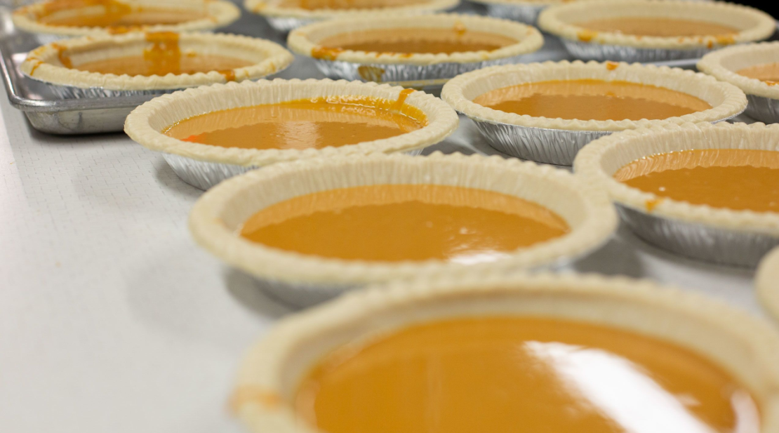 Los pasteles de calabaza se alinean antes de hornearse en la escuela secundaria Robert F. Wagner en Nueva York. Crédito: Laura Oliverio/CNN.