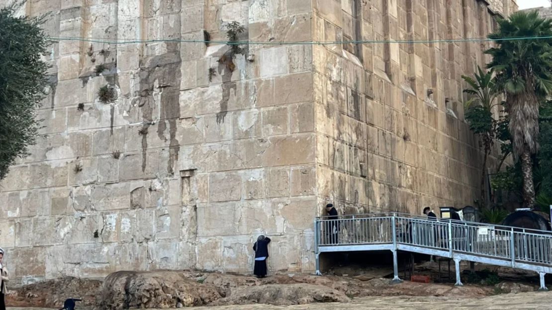 Varias personas rezan en el muro exterior de la Tumba de los Patriarcas el 17 de noviembre en Hebrón, en la Ribera Occidental.