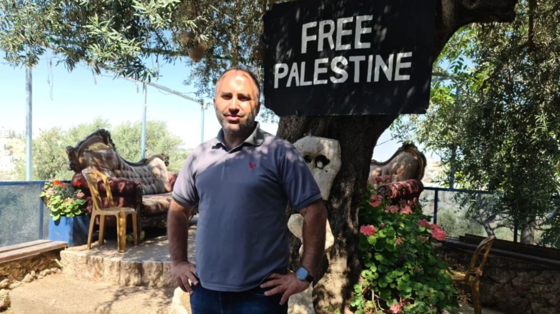 Issa Amro, en el jardín de su casa en Hebrón.