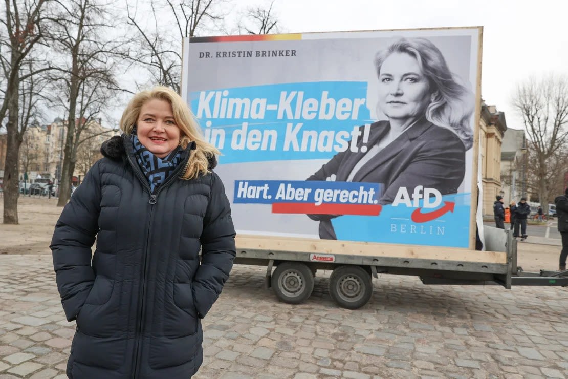 Kristin Brinker, del partido de extrema derecha AfD, frente a un cartel electoral que dice: "¡Los defensores del clima a la cárcel!" en el Palacio de Charlottenburg, en Berlín, el 21 de enero de 2023.