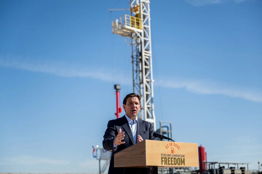 El gobernador de Florida, Ron DeSantis, habla en una instalación de Permian Deep Rock Oil Company durante un evento de campaña el 20 de septiembre de 2023 en Midland, Texas.