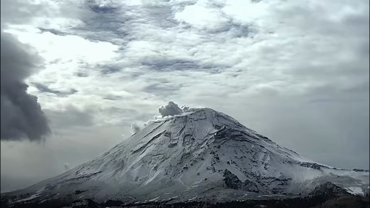 CNNE 1513031 - popocatepetl e iztaccihuatl amanecen cubiertos de nieve