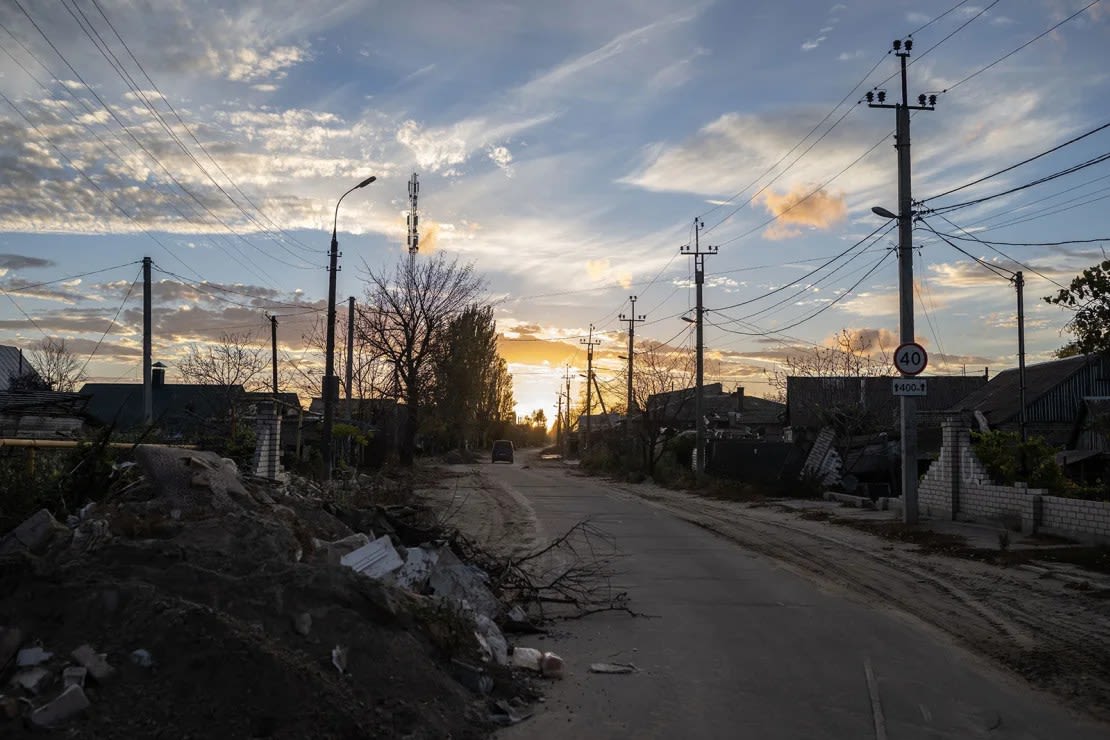 Se ven edificios destruidos en una isla en medio del río Dnipro en Jersón, Ucrania, el 5 de noviembre de 2023. Crédito: Viacheslav Ratynskyi/Anadolu/Getty Images