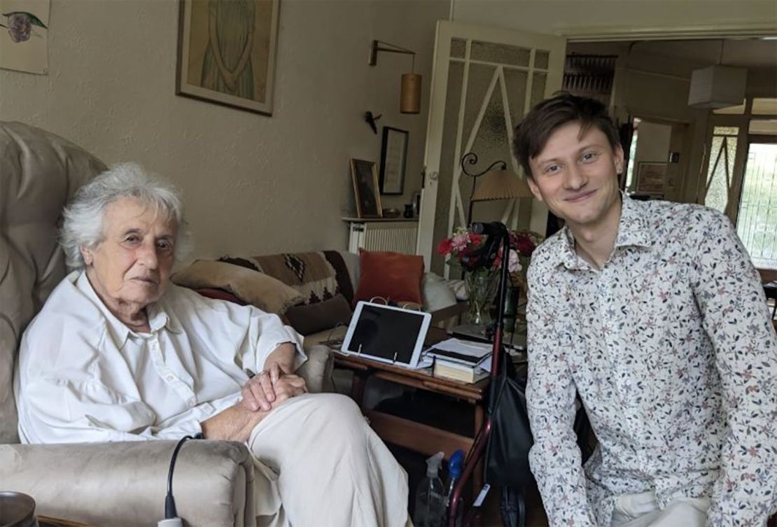 Anita Lasker-Wallfisch, que vive en Londres, junto a Geyer. Su nieto Simon Wallfisch, barítono, interpretará la música restaurada de Auschwitz con Geyer y su orquesta.