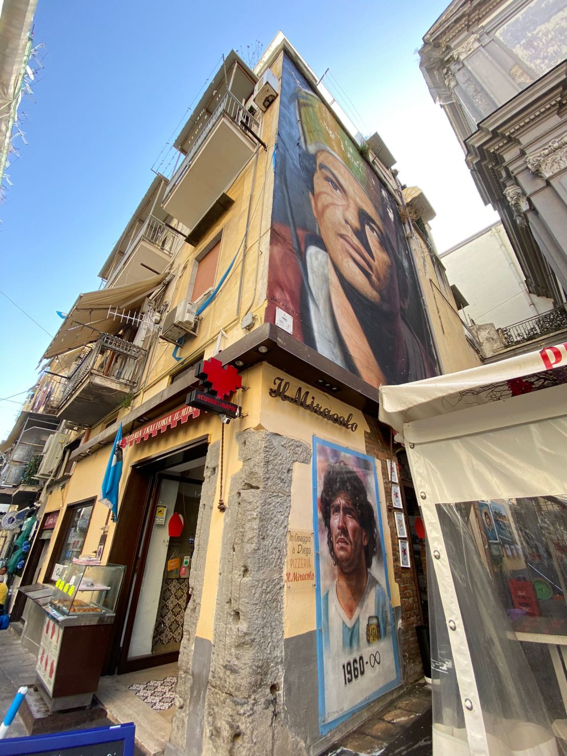 San Genaro y Maradona, retratados en una esquina del centro histórico de Nápoles.