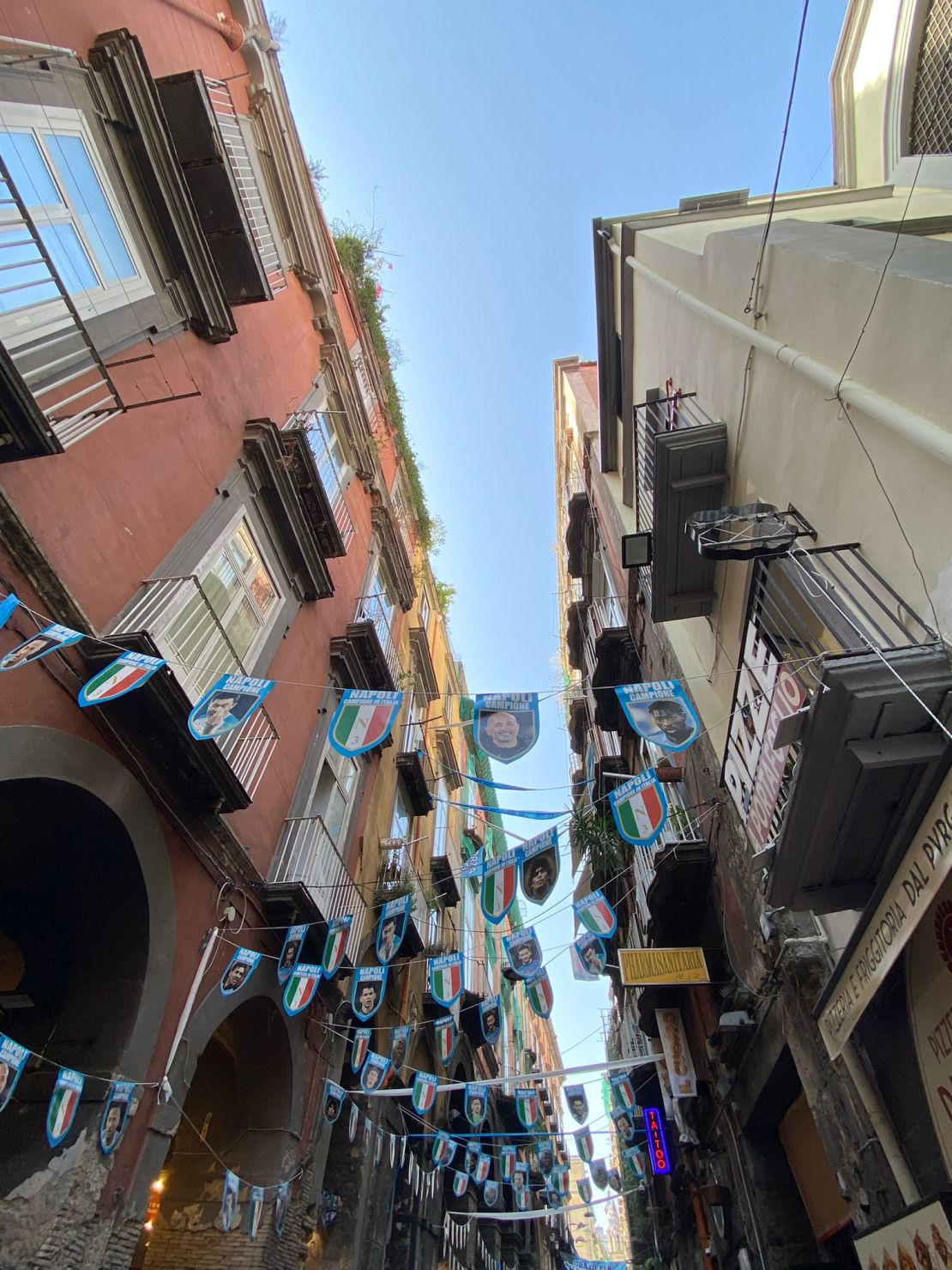 Meses después del triunfo en la Serie A, las decoraciones dedicadas al equipo ganador siguen alegrando la ciudad.