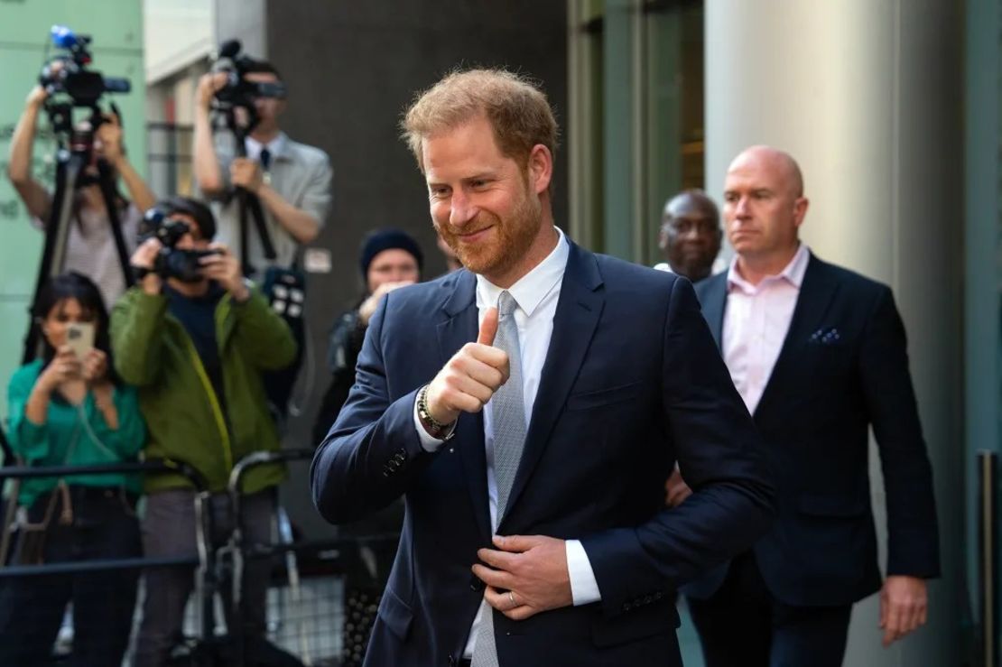 Harry levanta el pulgar a la salida tras prestar declaración en el juicio por secuestro telefónico del Mirror Group en el Rolls Building del Tribunal Superior de Londres, el 7 de junio de 2023. Crédito: Carl Court/Getty Images