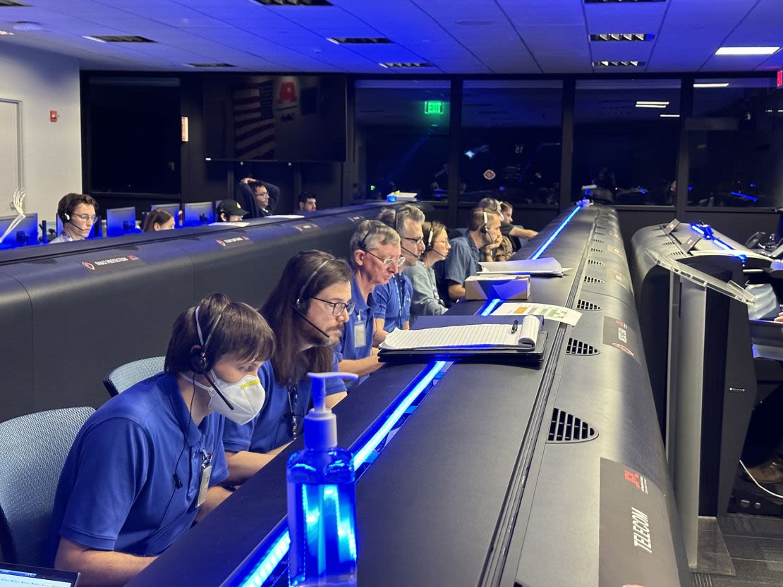 El equipo de DSOC trabajó durante las primeras horas de la mañana del 14 de noviembre en el área de apoyo a la misión Psyche en el Laboratorio de Propulsión a Reacción de la NASA en Pasadena, California, para presenciar la "primera luz".