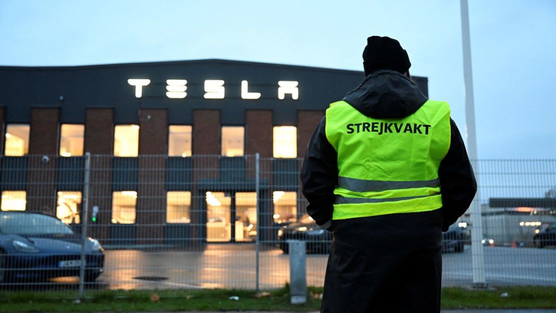 Un funcionario sindical participa en una huelga frente al Centro de Servicio de Tesla en Segeltorp, Suecia, el 27 de octubre.