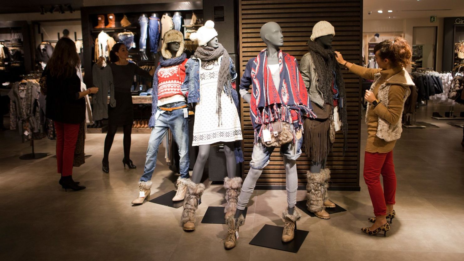 "Moda rápida" es el término utilizado para describir la producción rápida de prendas en grandes cantidades para seguir el ritmo de las temporadas o de las tendencias en constante cambio.