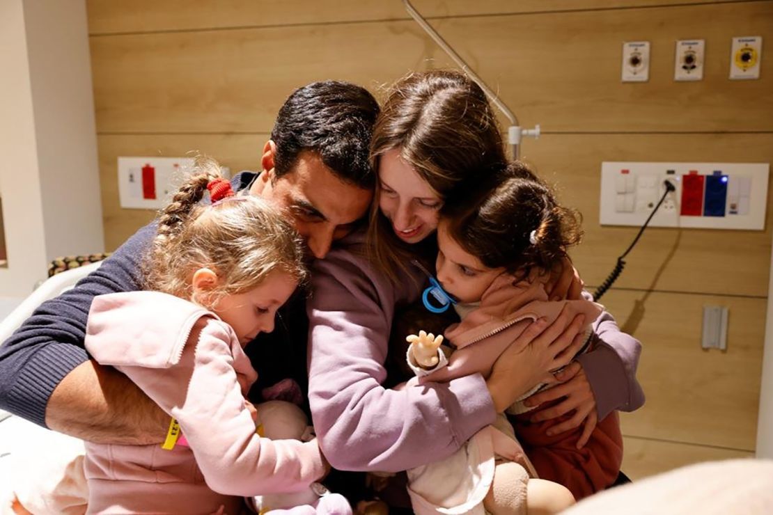 Raz Asher, de 4 años, y Aviv Asher, de 2, abrazan a sus padres en el Centro Médico Infantil Schneider. Portavoz del Centro Médico Infantil SchneiderS210768332Raz Asher, 4, and Aviv Asher, 2, hug their parents at Schneider Children’s Medical Center. Schneider Children's Medical Center Spokesperson