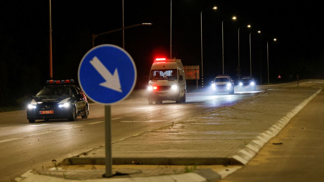 Una ambulancia que se cree que transportaba rehenes liberados se dirige cerca de la frontera entre Israel y Gaza la madrugada del domingo, hora local.