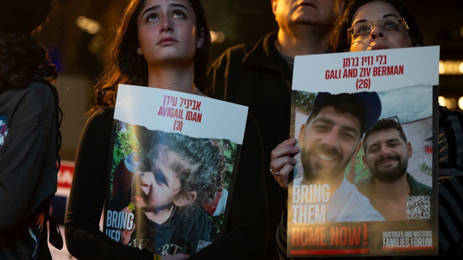 Un total de 50 rehenes actualmente retenidos por Hamas serán liberados durante una tregua de cuatro días con Israel, la primera pausa de este tipo en los combates desde el 7 de octubre, cuando Hamas lanzó su ataque sorpresa e Israel respondió con una vasta ofensiva militar para destruir el grupo militante que gobierna Gaza. Según el acuerdo, 150 prisioneros palestinos también serán liberados de Israel y se itirá más ayuda humanitaria en el cruce fronterizo entre Gaza y Egipto.