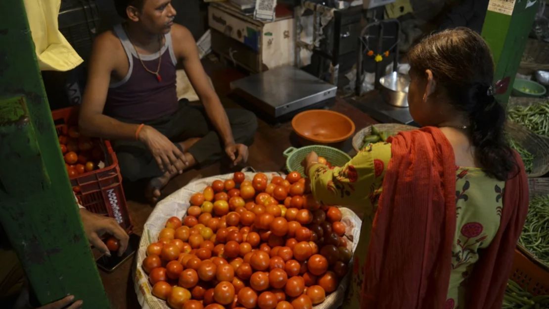 Una plataforma de inteligencia artificial desarrollada por ClimateAi está ayudando a los productores de tomates de la India a adaptarse al clima extremo.