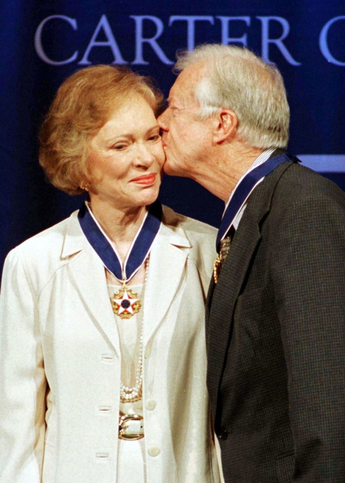 Rosalynn recibe un beso de su esposo Jimmy tras recibir las Medallas Presidenciales de la Libertad, en 1999. Los Carter recibieron las medallas por el trabajo que realizaron desde que dejaron la Casa Blanca, en 1981.