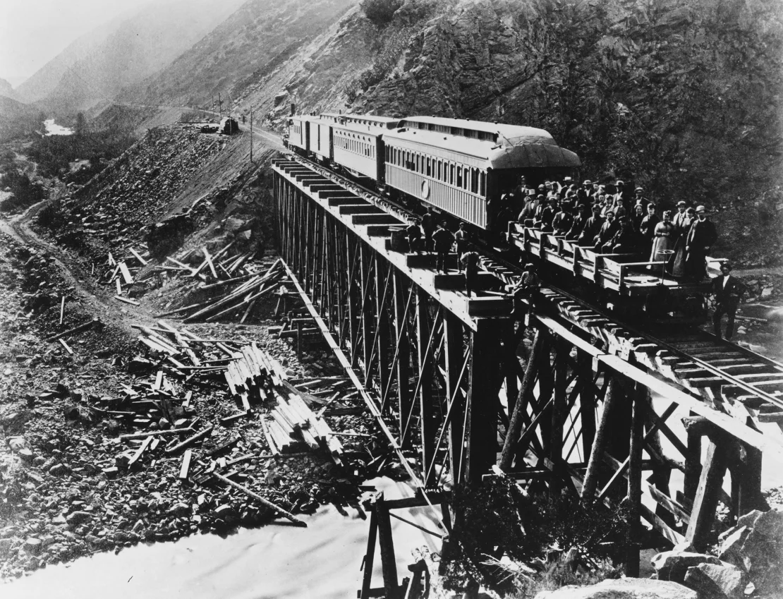 Primer ferrocarril transcontinental de EE.UU.: ceremonia de celebración del Golden Spike que une el ferrocarril Central Pacific con el ferrocarril Union Pacific, Weber Canyon, en Promontory Point, Utah, el 10 de mayo de 1869.