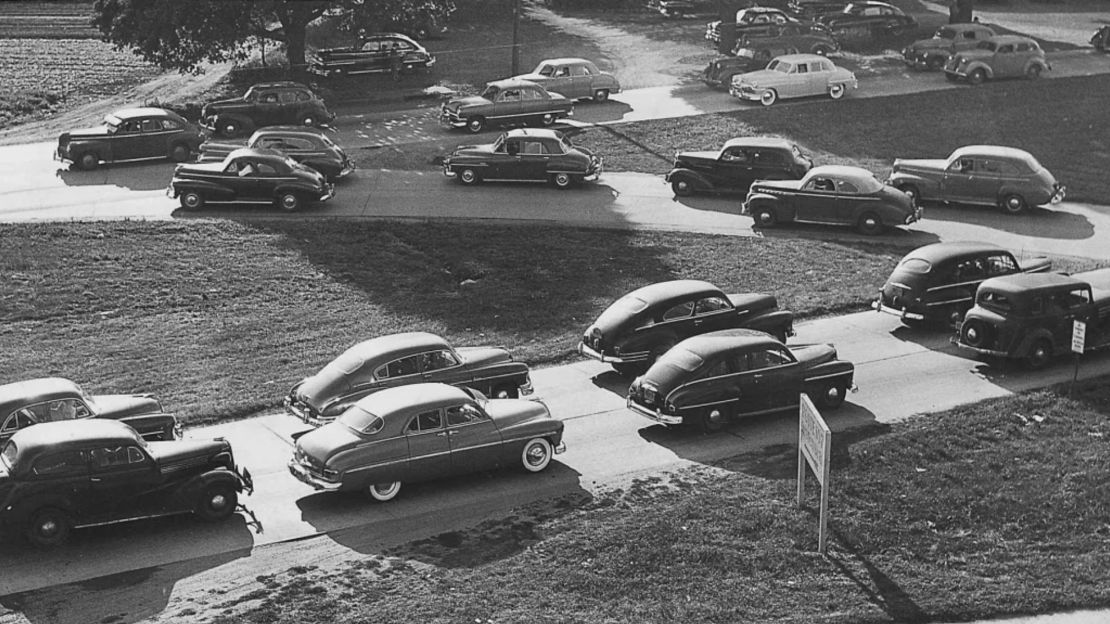 Tráfico de vehículos ​​en la carretera cerca de Levittown, Nueva York, el 28 de septiembre de 1951.