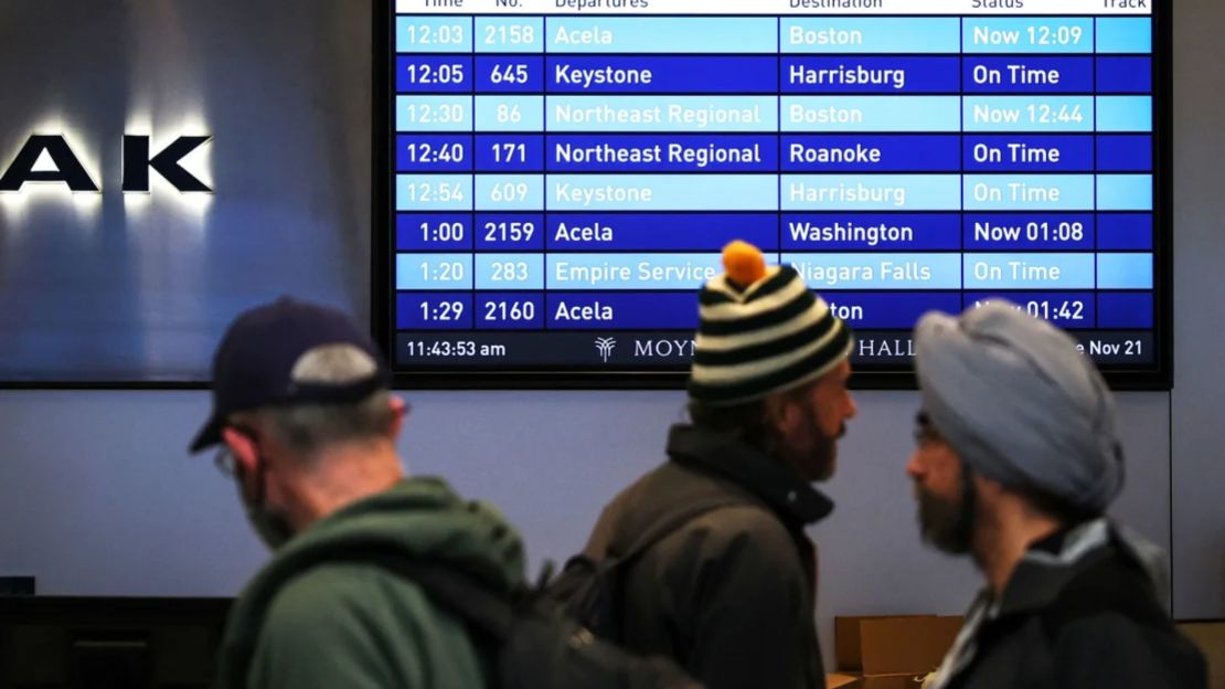 Viajeros hacen fila para abordar los trenes Amtrak dentro de la sala de trenes Daniel Patrick Moynihan en la estación Pennsylvania antes de las vacaciones de Acción de Gracias en Manhattan, en la ciudad de Nueva York, Nueva York, EE.UU., el 21 de noviembre de 2023.