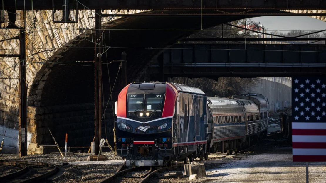 Un tren de Amtrak en Baltimore, Maryland, EE.UU., el 30 de enero de 2023. El presidente Biden ayuda a iniciar un proyecto para reemplazar el túnel de Baltimore y Potomac, de 150 años de antigüedad, que se considera uno de los peores cuellos de botella que frena el tráfico del tren en el Corredor Noreste.