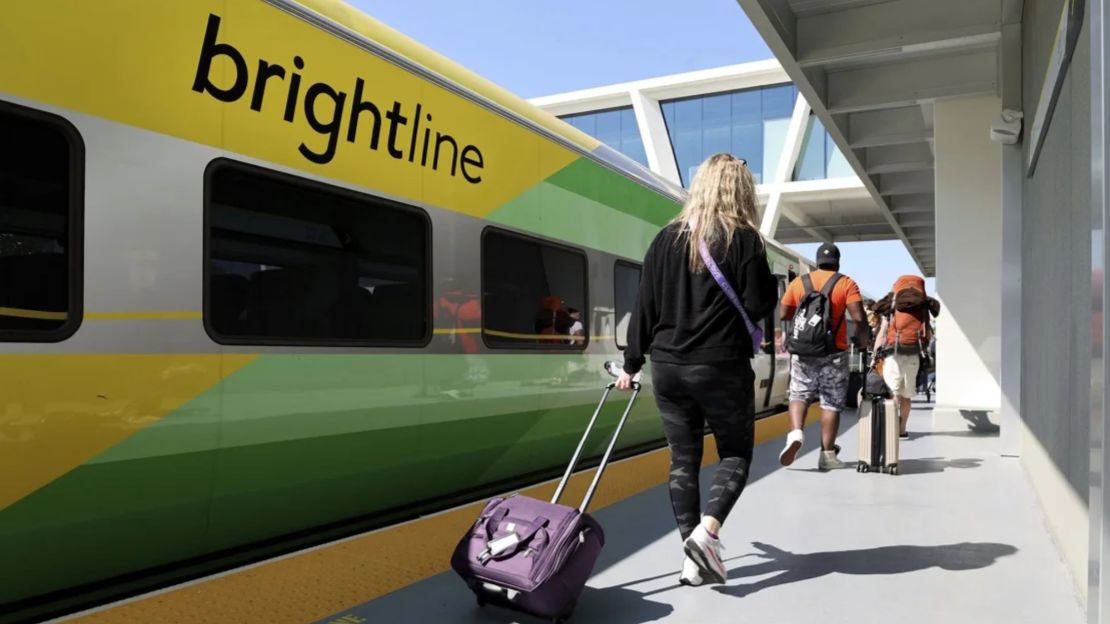 Pasajeros suben a un tren Brightline a West Palm Beach en la estación de Fort Lauderdale el 27 de febrero de 2023 en Florida. La red ferroviaria de alta velocidad de propiedad privada planea una ruta de Los Ángeles a Las Vegas.